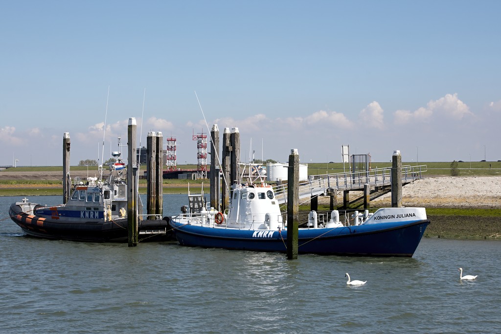 KNRM Koninklijke Nederlandse Redding Maatschappij hdr sar reddingsboot lifeguard scheepvaart zeevaart koopvaardij marine